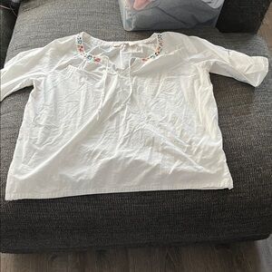 Chic White Blouse with Floral Embroidery